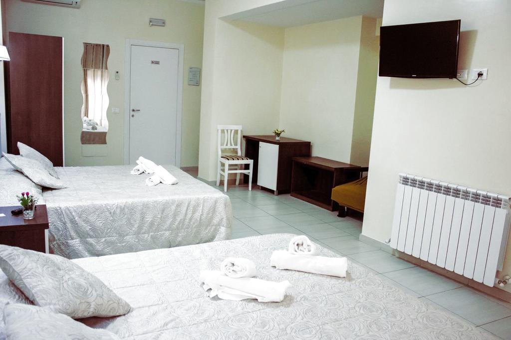 רומא Tiburtina Hotel Holiday מראה חיצוני תמונה