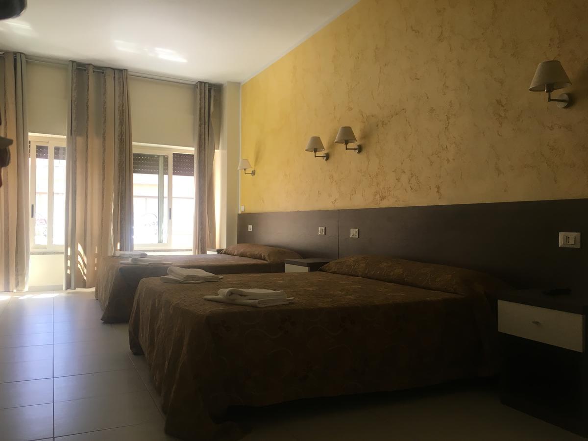 רומא Tiburtina Hotel Holiday מראה חיצוני תמונה