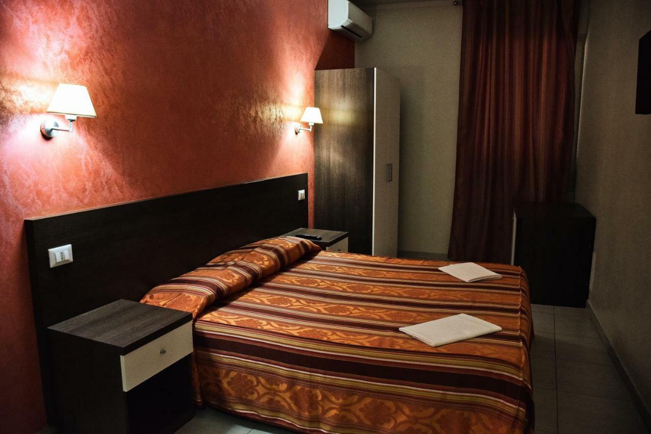 רומא Tiburtina Hotel Holiday מראה חיצוני תמונה